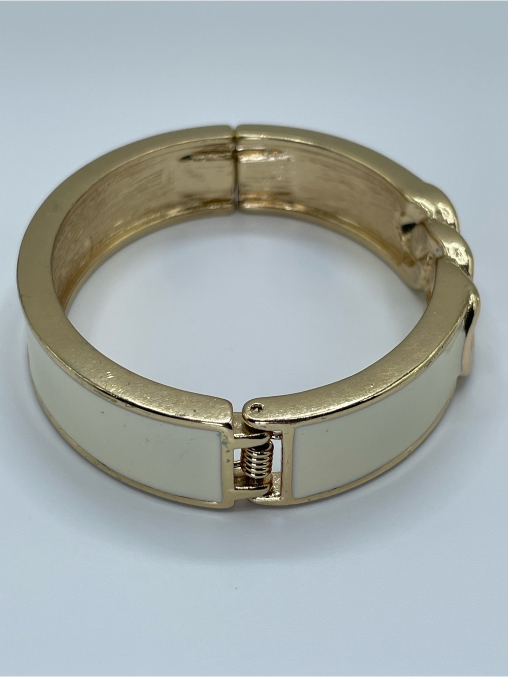 Gold Tone White Acrylic Chain Link Hinged Clamper Bangle Statement Bracelet - Picture 8 of 8